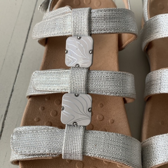 Vionic Metallic Rest Amber Backstrap Sandals 8W - Picture 2 of 9
